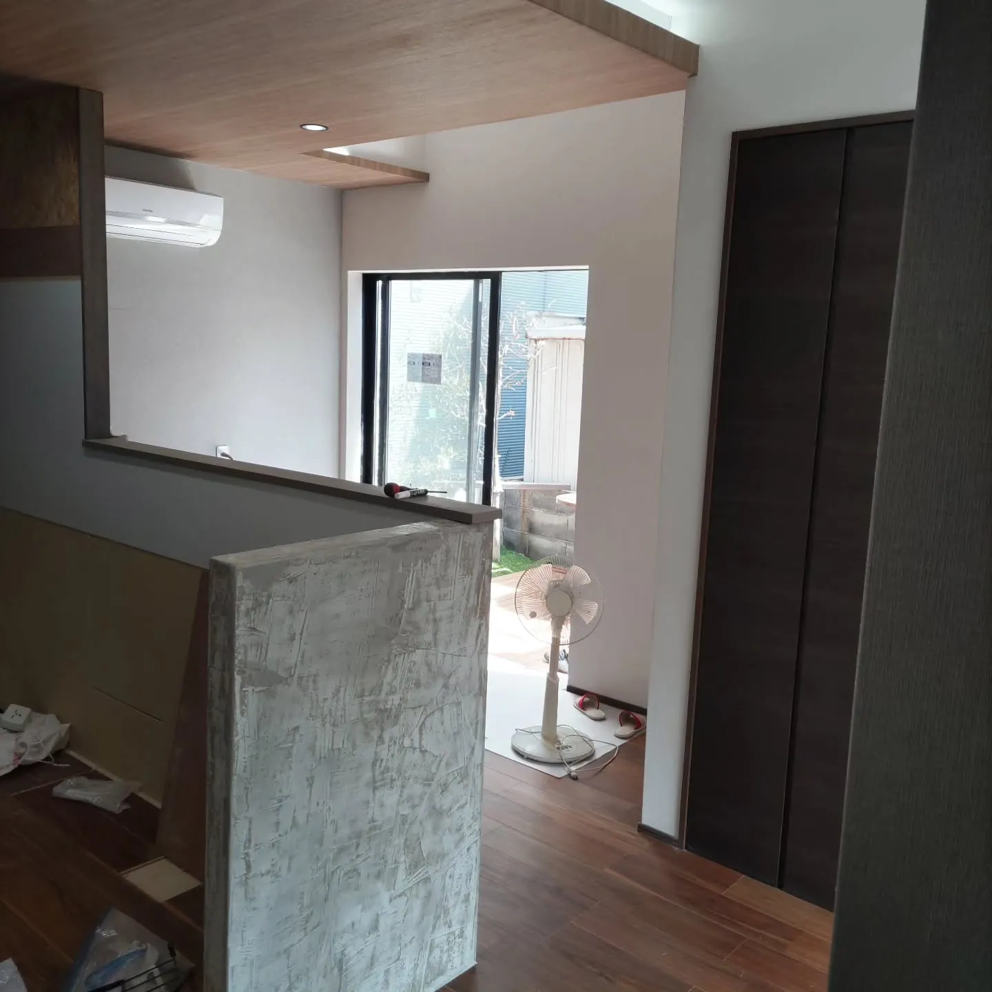 自社物件リビング施工中